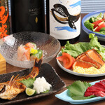 居酒屋　うみ幸 - イタリアントマトサラダ・サーモンレアカツ・海鮮生春巻・ノドグロ塩焼・エビアボカド・海の生レバー