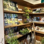Garden Cafe home - 入り口入ってすぐ、お庭関係のディスプレイ