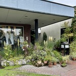 Garden Cafe home - お隣のレディースウエアのお店前