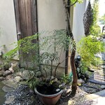 Garden Cafe home - 裏庭へ続く道