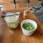 お酒とスパイス カンテラ - 福神漬け代わりのキャベツのピクルスとスープ