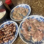 もりもり食堂 - 上から時計回りで「とり焼き 若=塩」(税込450円),「ハラミ=塩」(税込450円),「ネック(せせり)=味噌」(税込480円),「めし中」(税込300円),