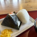 街の茶屋レストラン　ぼん田 - 料理写真:塩おむすびと、紅鮭