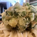 武蔵野うどん 竹國 - 固い皿の上で箸で割ると破片が散らばります　うどんの上に乗せるとうまく割れます