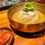 京韓堂 アジョシ祇園本店 - キムチもいい感じ