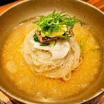 京韓堂 アジョシ祇園本店 - 冷麺✨️スープに麺…絶品✨️です