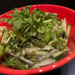 パクチーと青とうがらしの悪魔サラダ