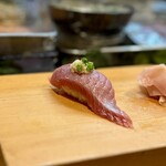 寿し辰 - 鰹ハラモ
                                見て！出てきたとき一瞬マグロかと思いました。
                                塩焼きにすることの多いハラモですが刺身も脂が程よく乗りめちゃくちゃ美味い♪ ………( °ω°; )、、、激ウマ〜！！！