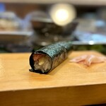 寿し辰 - トロタク手巻き
      本日〆の巻きもの♪  ツナタクが食べたかったんだけどツナは置いてないんだそう。知らなかった〜^^;
      でもってトロタクを手巻きで♪  海苔がパリパリなのが手巻きの魅力♡