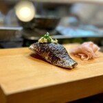 寿し辰 - 秋刀魚炙り
      今年の秋刀魚は大きくていいですね♪
      皮目をしっかり炙ることで香ばしく、脂のメイラード反応も最高です♪ゞ(｡｡*)ﾉｳｯ!ヾ(*'ﾛ')ﾉ"ﾏｯ!ゞ(*｡｡)ﾉｳｯ!ヾ('ﾛ'*)ﾉ"ﾏｯ!