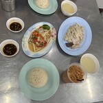 Go-Ang Kaomunkai Pratunam - 料理写真:海南雞飯 50バーツ×2、海南滑雞70バーツ、タイミルクティー25バーツ、水12バーツ、氷3バーツ、ソムタム60バーツ