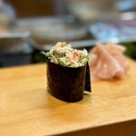 寿し辰 - カニサラダ軍艦
      脂乗りのいい寿司に続いてはさっぱりしたものも食べたい♪
      ズワイ蟹の身をギュッと冷凍で固めた「ぼうくずれ」とキュウリをマヨネーズで和えたサラダ軍艦です♪ヾ('ﾛ'*)ﾉ"ｩﾝﾏｯ!