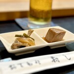 寿し辰 - 鯵南蛮漬けと鰹の煮付け（お通し）
      小鯵の南蛮漬けは酸味と甘味が絶妙♪  玉ねぎとネギもいいアクセント(^^)
      鰹煮付けも絶妙な味つけ♡  ほろほろキュッキュッとした歯応えもたまりません♪