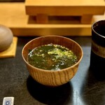 寿し辰 - 最後は優しい女将さんの優しいお味噌汁♪(*´꒳`*)
      静岡らしい鰹出汁に八丁味噌、具はわかめと小口ネギです。
      飲んだあとの〆に最高の一杯♪