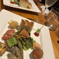 トラットリア ダイ パエサーニ - スーパー酒泥棒の前菜盛り合わせさん。キッシュの中の野菜がちゃんと甘いのよ。左側の薄切り自家製サラミがなんとまぁうまいことよ。スルメみたいな噛めば噛むほどな旨味でした