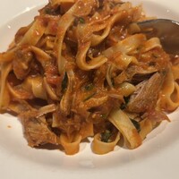 トラットリア ダイ パエサーニ - 私選択のラグーソース。大きな豚肉の塊やらミンチやら色々ゴロゴロはいっております！さっぱり目なトマトソース