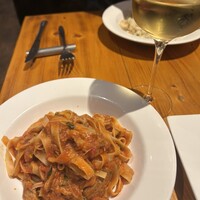 トラットリア ダイ パエサーニ - しっかり目のお色のグラス白。色通り樽間あり。単体で飲んだらまあまあだけど、ラグーソースのトマトの酸味と合わせるとググッとマリアージュで美味い