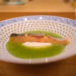 鮨 めい乃 - ビワマスの酒蒸し。きゅうりと豆腐のソースで。