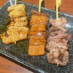 鮮度の極み 魚もつ 川崎居酒屋 - トロ白　218円 、白レバー218円、ハラミ　218円