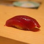 鮨 めい乃 - やま幸の絶品まぐろ三種。まずは赤身。