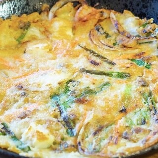 サムギョプサル・チヂミなど定番韓国料理を味わえるラインナップ