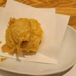 天ぷら新宿つな八 なんば店 - 鱧の天ぷら梅肉添え、外がサクサク中がフワッフワ