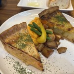 cafe chestnuts - 手前がマッケンチーズパイ、奥がサーモンポテトバジルパイ