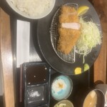 ごちそうとんかつ 豚の恵み - ロースかつ定食　税込2200円　平日ランチ時は税込1980円