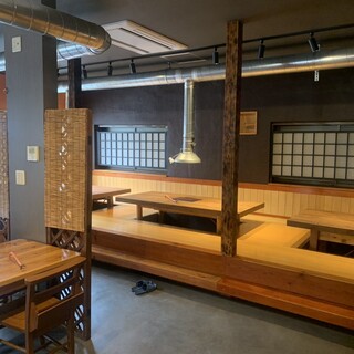 家族や友人と楽しめる明るい空間◆カウンターや座敷席も完備