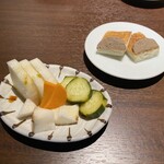 焼鳥 美鶏 - お新香とレバーパテ