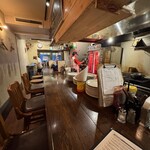 チャーブロ - 1階はオープンキッチンとカウンター6席｡2階はテーブル席との事｡