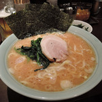 いずみ家 - らーめん中＆ほうれん草　ズームアップ