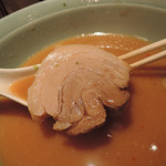 いずみ家 - チャーシュー齧る