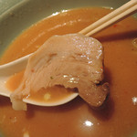 いずみ家 - チャーシュー齧る