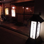 とんかつ かつせい - 比較的暗がりの道路にひっそりとあるお店