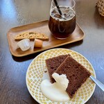 バルバルキッチンアメリ - ショコラシフォンケーキ(¥300)
      食後のアイスコーヒーS(¥300)
