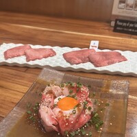 熟成和牛焼肉エイジング・ビーフ 横浜店 - ユッケと牛タン食べ比べ