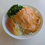 おぐら 瀬頭店 - Pic.2のカレーのサラダの再掲です。女房があまりのボリュームに感激していたので、UPにしてみました。こんなに量のあるキャベツとドレッシングは〜    おぐら瀬頭店ならではですね。