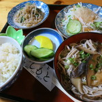 つぶ食いしもと - きびごはん、手打ち蕎麦、こんにゃくのくるみ合え、サラダにモチアワドレッシング。漬物。