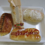 阪急ベーカリー - 
            この日は朝食用のパンを中心に４種類のパンを購入です。
            