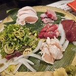 炭火焼鳥 くわどり 野田本店 - 刺身5種盛りと、生肝ねぎまみれ