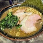 神田ラーメン わいず - ほうれん草も多いよね　ガツンのバランス最高