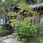 手打ちそば処 麓 - 秋になると綺麗なんだろうなー