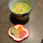 炭火焼鳥 なかお - 鶏がらスープと漬物ｕｐ