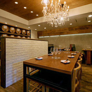 駅近の隠れ家！ワイン片手にワイワイに楽しむ、カジュアルバル