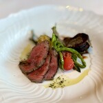 リストランテ イ・ルンガ - 手前は､豊後米仕上牛ネックのロースト､奥は､豊後米仕上牛のタリアータです。