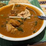アティティ - 賄いカレーセットの賄いのヤツ。茄子とチキンのカレー、と言いつつミックスベジタブルが入ってた。あと、サグも。辛さはvery hotでCoCo壱15辛に限りなく近いベリーホット