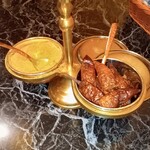 スリマンガラムA/C - 卓上の塩？ボディ(豆の粉)？…奥と､カードチリ(唐辛子を塩とヨーグルトで漬け､乾燥させたもの)…手前｡