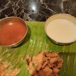 スリマンガラムA/C - 途中でラッサム左とパヤサム(デザート)右を持って来てくれた。パヤサムはスパイシーなライスプディングみたいな感じ。