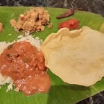 スリマンガラムA/C 祖師ヶ谷大蔵店 - 左上から時計回りにジャガイモのポリヤル、カードチリ､レモンピックル､アッパラム(揚げ煎餅)チキンのコロンブ(カレー)｡